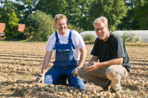 Morten und Reiner beim Verlesen der Kartoffeln | Biohöfe Oldendorf © Jochen Quast
